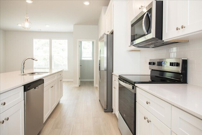 Building Photo - Newly Constructed 4bd/3.5ba Minutes From A...