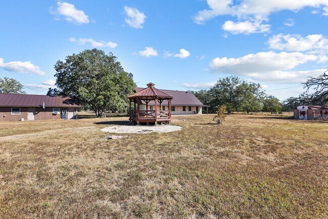 Building Photo - Hill Country Retreat
