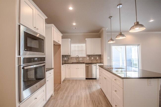Building Photo - 635 N Keats Dr