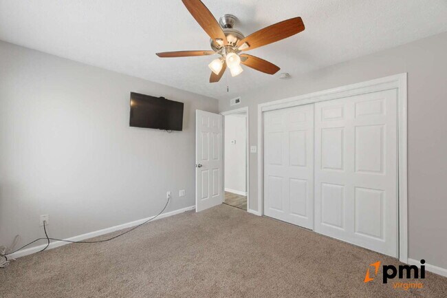 Building Photo - GATED COMMUNITY FULLY RENOVATED 1 BED 1 BATH WITH BALCONY AND POOL