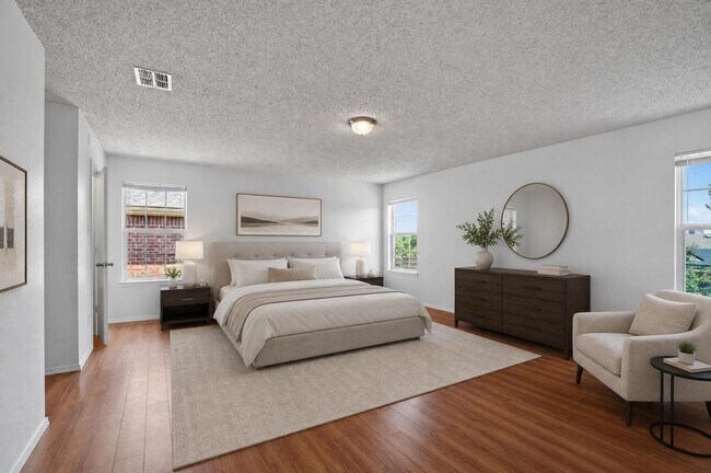 Building Photo - 5-bedroom, 3 bathrooms House for Rent