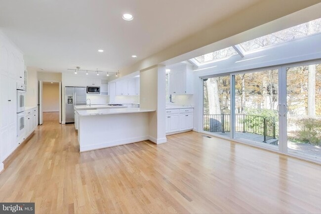 Building Photo - 4001 N Ridgeview Rd