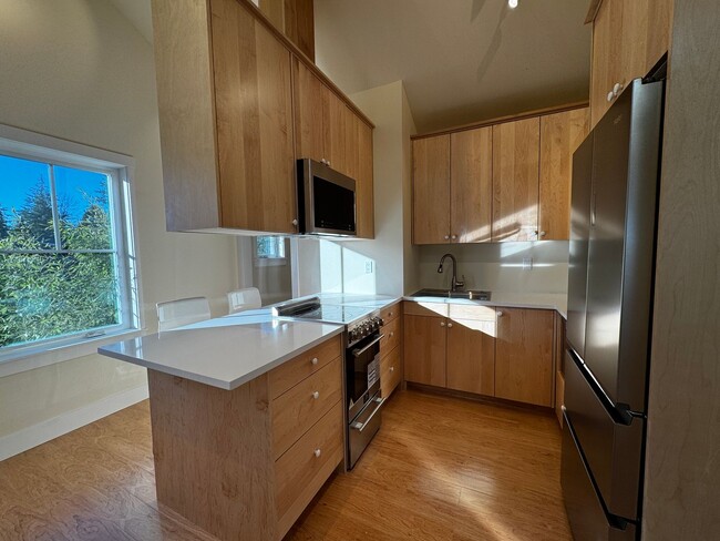 Building Photo - Modern Bainbridge Studio –  Prime Location...