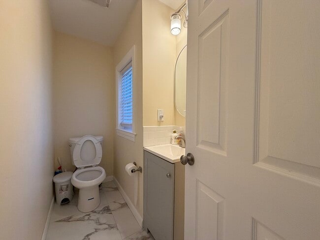 Building Photo - 10 W Elm Ave