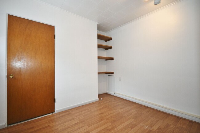 Building Photo - South Side 3BR - Simple, Solid, Ready