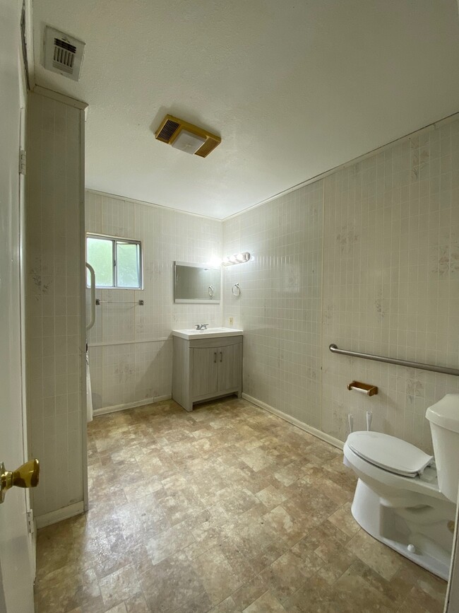 Building Photo - Single Family Home *LEASING SPECIAL AVAILABLE*