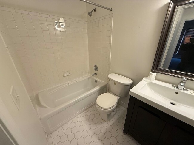 Building Photo - 10 Society Hill Dr N