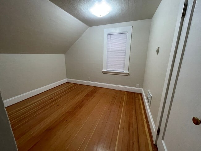 Building Photo - Farmhouse Style home