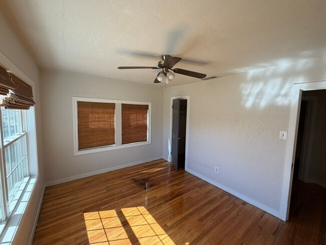 Building Photo - 3 Bed 1 Bath Home