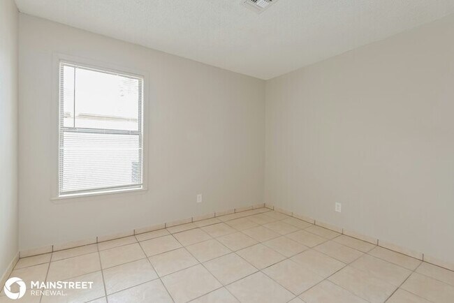 Building Photo - 737 E Oregon St