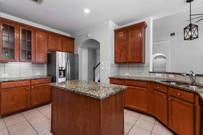 Building Photo - 26049 Kingshill Dr