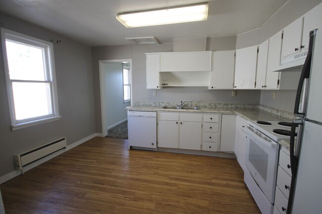 Building Photo - Sunnyside single family home with oversize...
