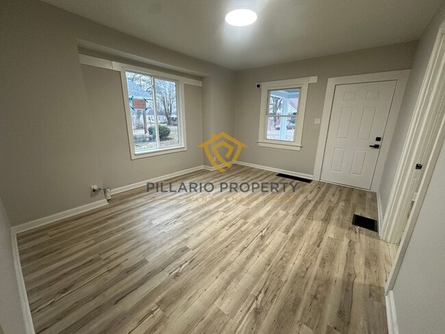 Building Photo - Welcome home to this beautiful 2 bedroom, 2 full bath in Forest Manor, just minutes from the Fair...