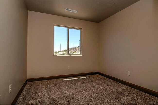 Building Photo - Washington Townhome in Washington