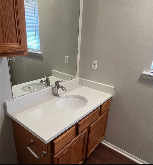 Building Photo - Remodeled 4 bedroom, 2 bath - Moore Schools