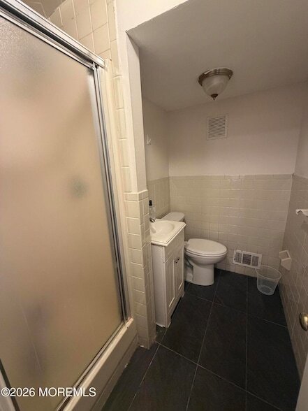 Building Photo - 6 Roslyn Dr