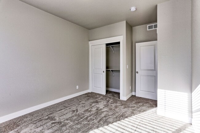 Building Photo - MOVE In SPECIAL - Beautiful 3 Bedroom 2 1/2 Bath Townhome in Loveland