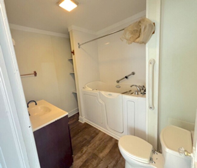 Building Photo - Nice 3 Bedroom, 1 Bathroom Home – Available Now