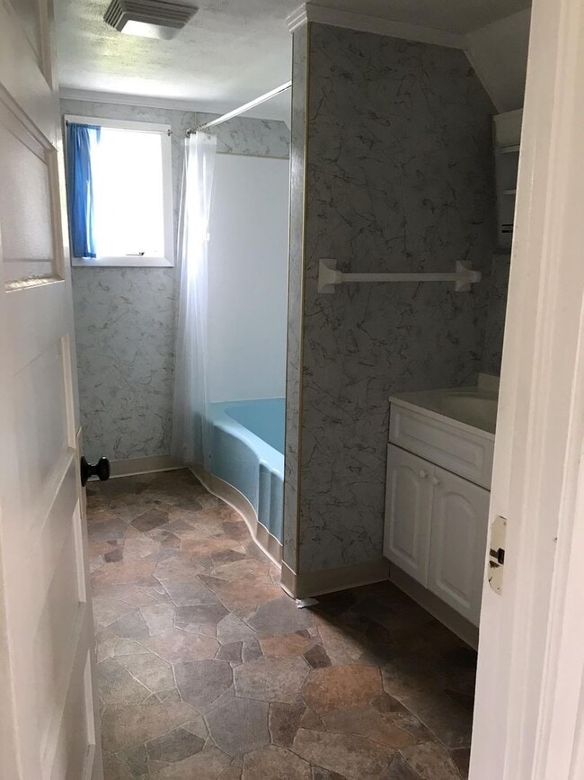 Building Photo - 3 bedrooms 2 baths