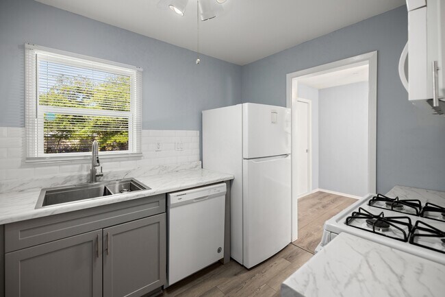 Building Photo - 354 Chicago Ave