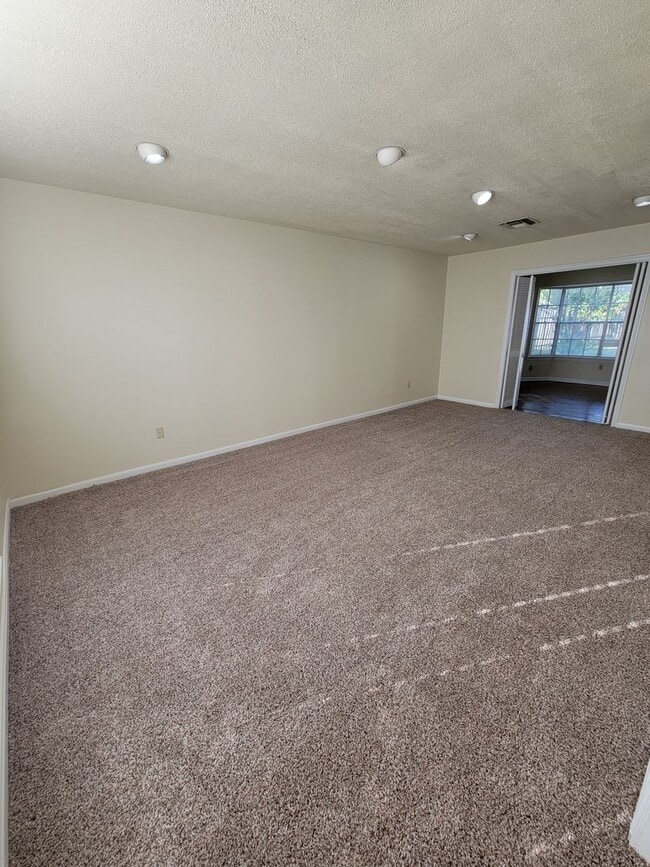 Building Photo - Bryan - 4 Bedroom - 2 bath - 2 story House with attached garage