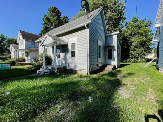 Building Photo - AVAILABLE NOW! Close to Campus