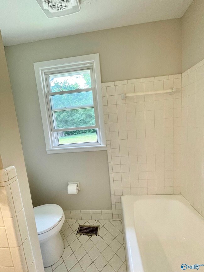 Building Photo - 304 Meadowbrook Dr SE