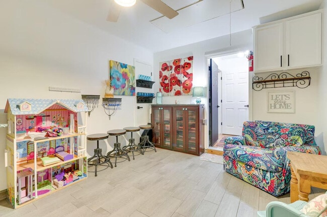 Building Photo - 1208 E 3rd St