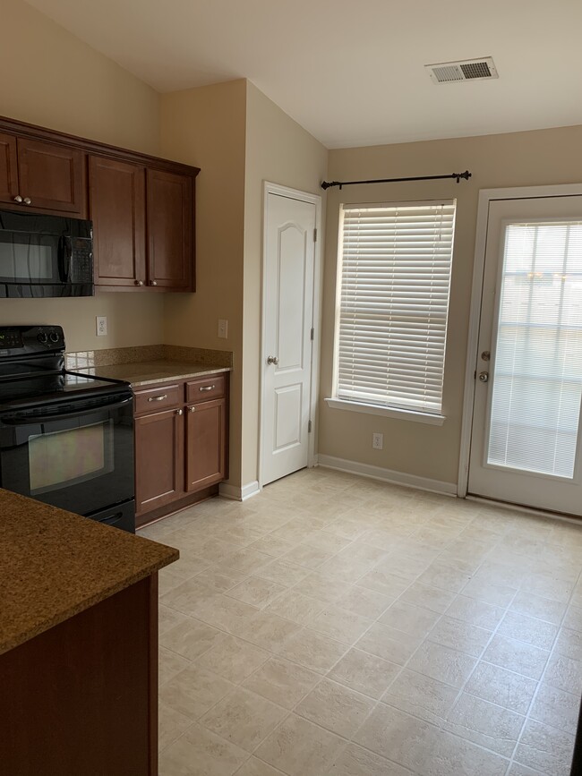 KITCHEN - 516 Dawsons Park Way