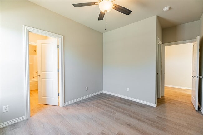 Building Photo - 1406 SW Casuarina Dr