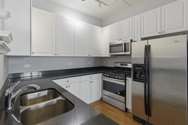 Building Photo - 873 N Larrabee St
