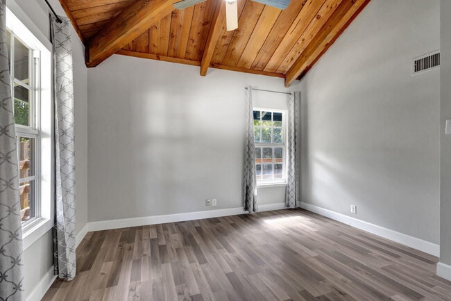 Building Photo - 18301 Murray Ln