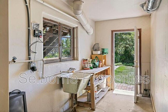 Building Photo - 25 Selborne Dr