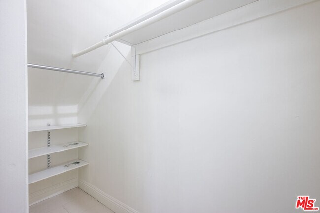 Building Photo - 148 S Reeves Dr