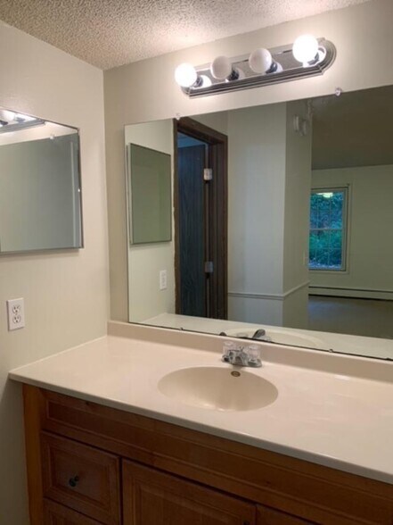 Bath Room - 4508 Cedar Lake Rd S