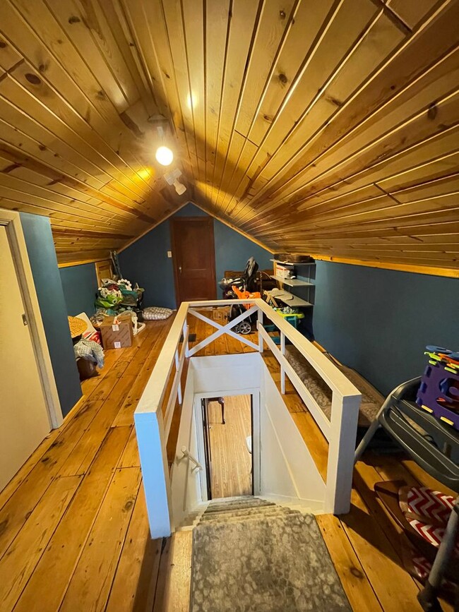 Building Photo - AVAILABLE JULY - 3 BEDROOM/1.5 BATHROOM HOME