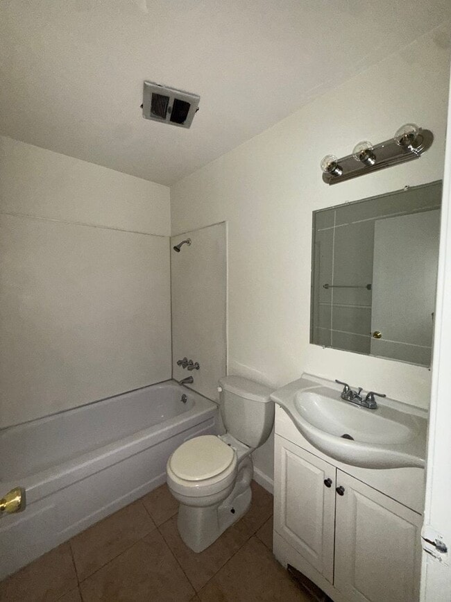 Building Photo - 2 bed | 1 bath | 795 SF | Shared garage | Downstairs unit |  WS&G Paid by Owner