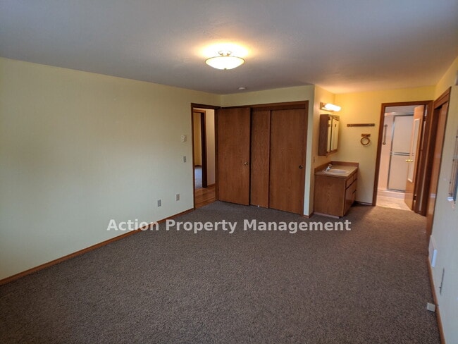 Building Photo - 2 bed + 1 office, 2 bathrooms, in Sequim