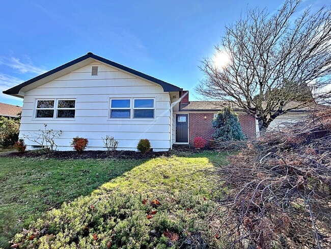 Building Photo - 13806 NE Fremont Ct