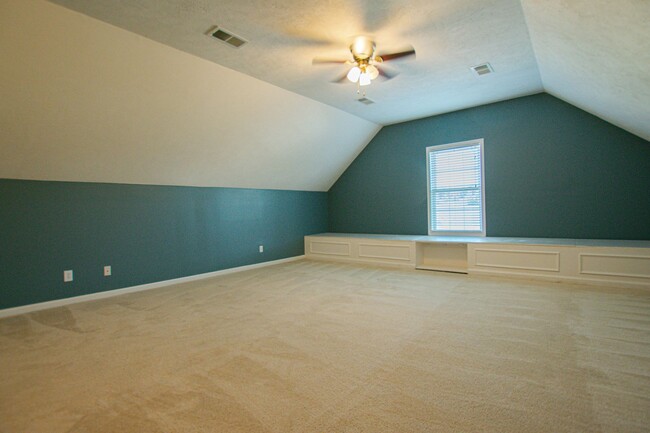 Building Photo - Pet Friendly Three Bedroom with Bonus in S...