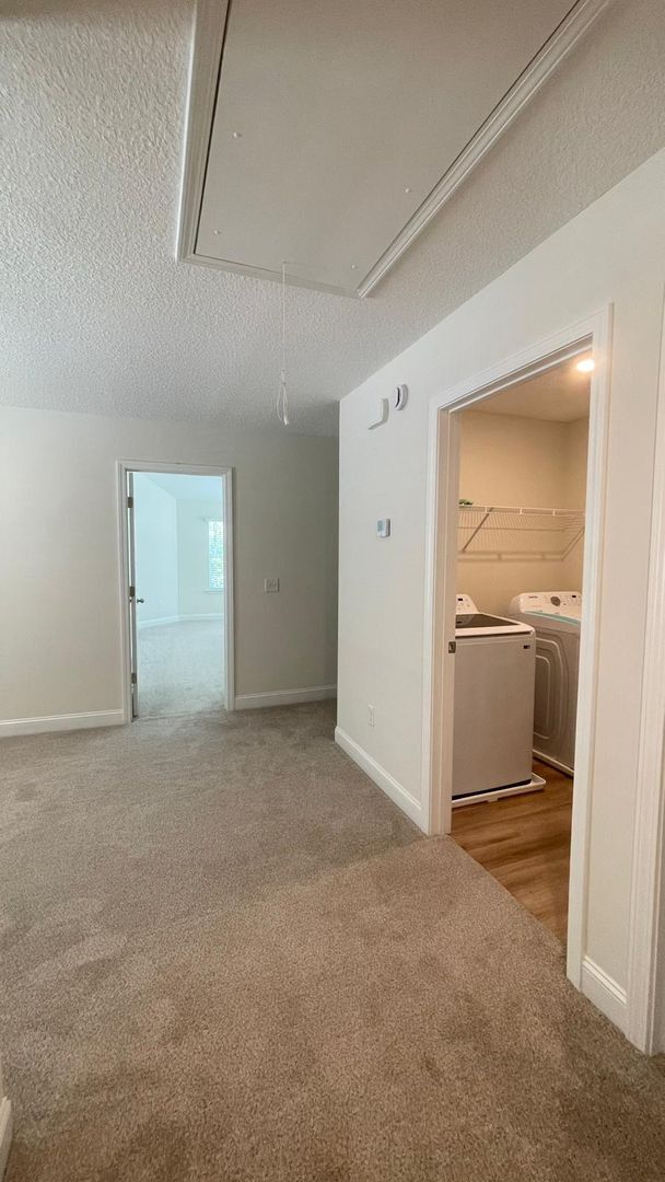 Building Photo - ? CATCH OUR FALL MOVE IN SPECIAL BEFORE IT...