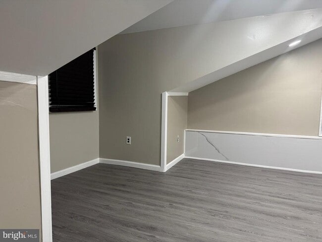 Building Photo - 725 W Mt Vernon St