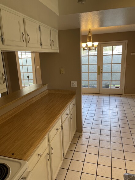 Building Photo - 850 S River Dr