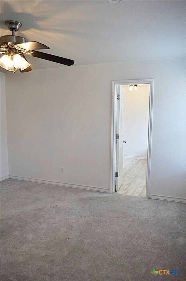 Building Photo - 2105 Merle Dr