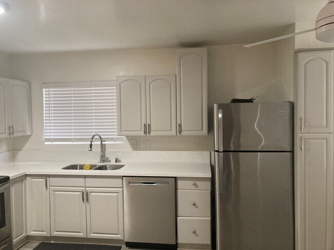 Building Photo - 2-Bed, 2-Bath Near SDSU!