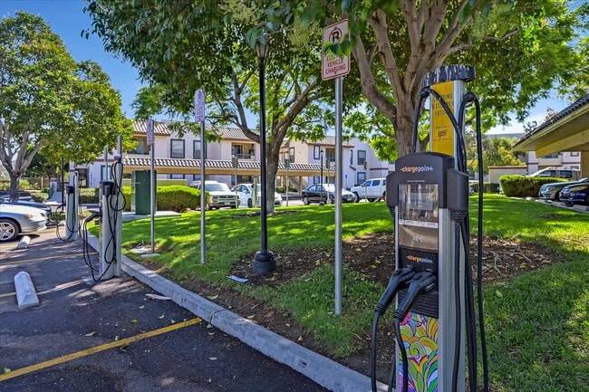 Building Photo - 10820 Sabre Hill Dr