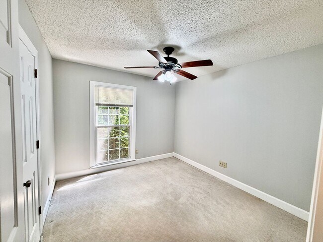 Building Photo - 2 Bedroom Condo on Chapman Mountain