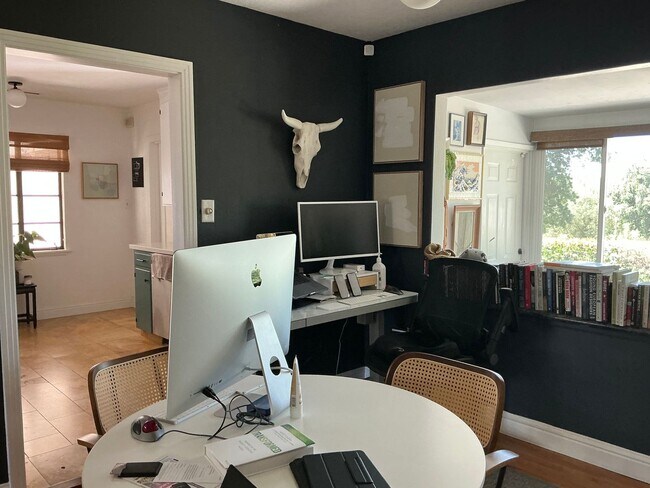 Building Photo - Charming 2 Bedroom Home with Studio/Office...