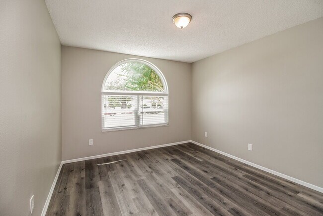 Building Photo - 520 Portland Cir