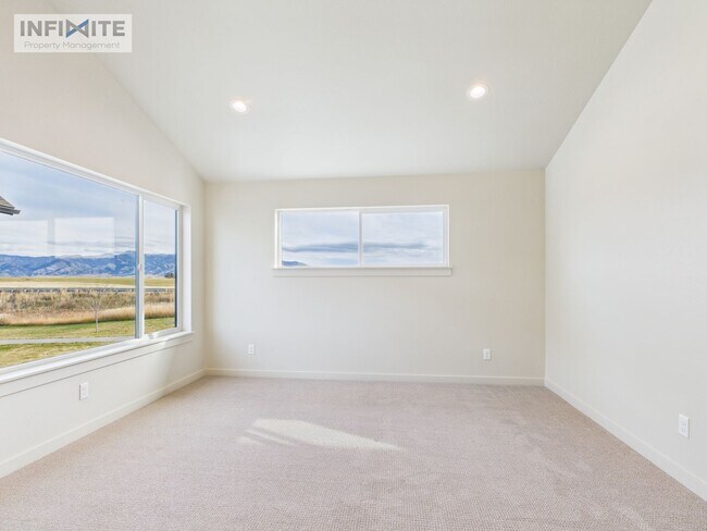 Building Photo - 3 Bedroom plus office space - Modern Comfo...